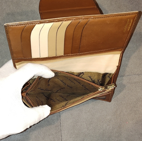 SALVATORE FERRAGAMO GANCINI MONOGRAM EMBOSSED LOGO LEATHER 2-TONE LONG WALLET - Picture 14 of 16